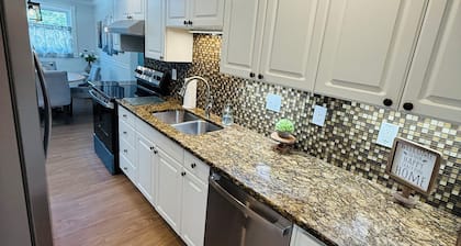 Super Cute 3BR home- Great Location! Walk to Levno & Carter-Finley