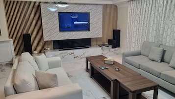 Apartment, 1 Bedroom, Accessible, Smoking | Living room