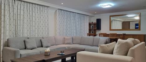 Apartment, 1 Bedroom, Accessible, Smoking | Living room