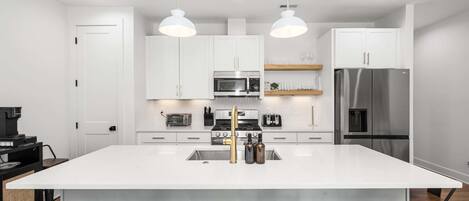 Een koelkast, een microgolfoven, een oven, een kookplaat