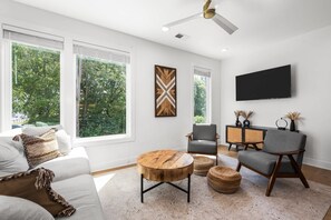 TV, offices - 4BR Rooftop Stay for 12 w/Fire Pit, Near Broadway! (Nashville)