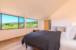 2 bedrooms, desk, iron/ironing board, WiFi