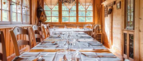 Makan malam dihidangkan