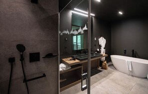 Junior-Suite, Bergblick | Badezimmer | Bademäntel, Hausschuhe