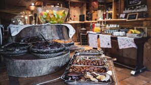 A buffet with various food items including fruits, nuts, and a large bowl of mixed vegetables. - Chalet Hôtel le Collet & Spa (Xonrupt-Longemer)