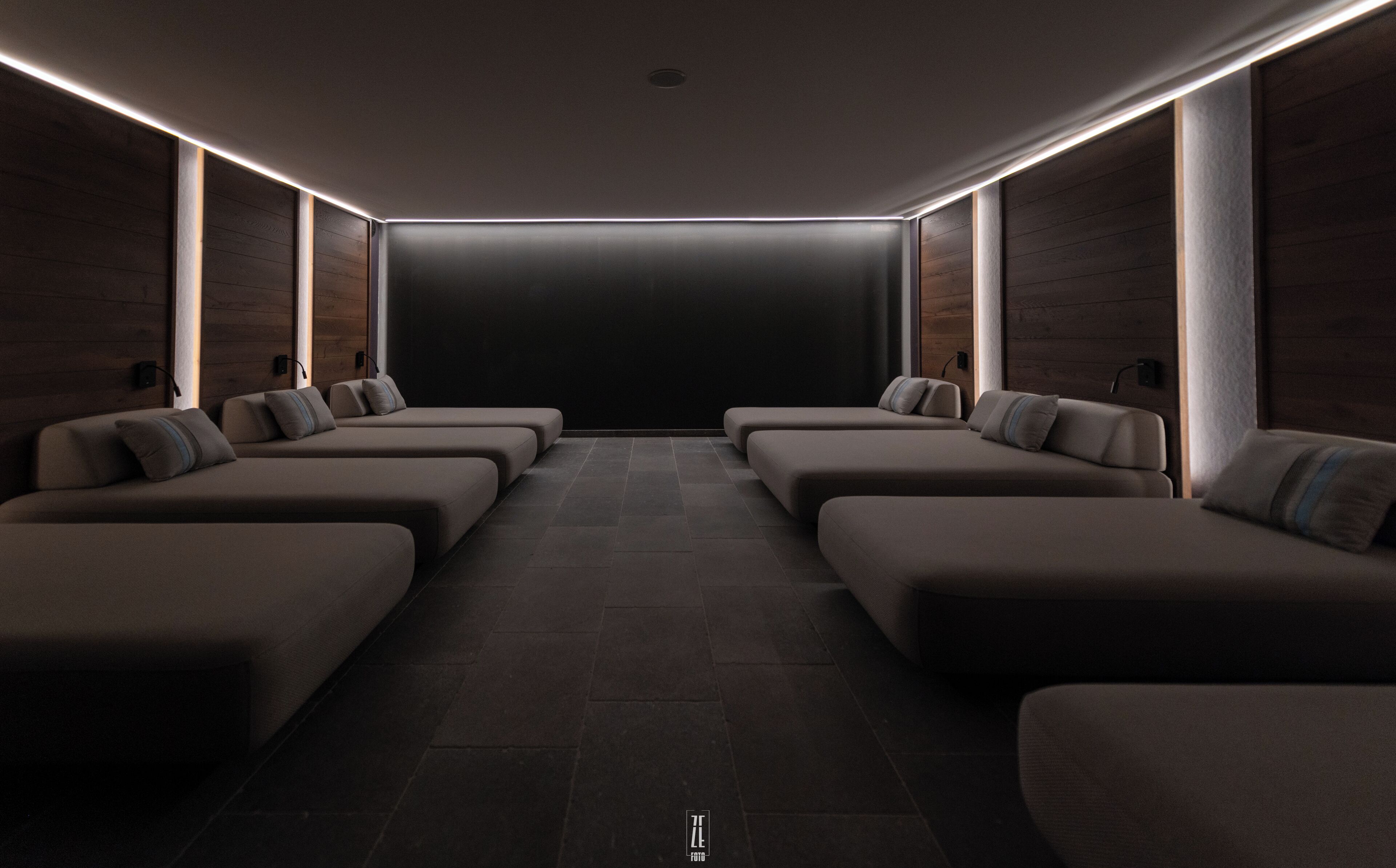 Couples treatment room(s), sauna, hot tub, steam room