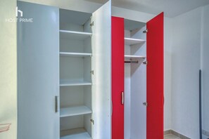 Cofres nos quartos, cortinas blackout, ferros/tábuas de passar roupa