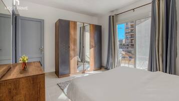 Caja fuerte, cortinas opacas, tabla de planchar con plancha