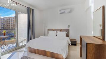 Appartement, uitzicht op tuin | Een kluis op de kamer, verduisterende gordijnen