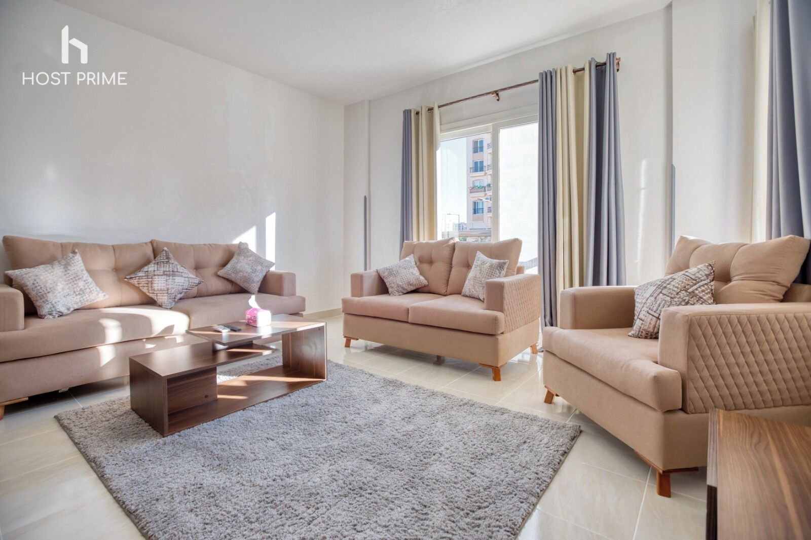 تلفزيون إل سي دي بحجم 55-بوصة يعرض قنوات فضائية