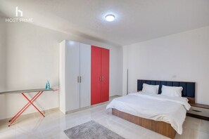 Apartamento, vista para o jardim | Cofres nos quartos, cortinas blackout, ferros/tábuas de passar roupa