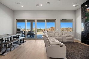 Una televisión, una chimenea