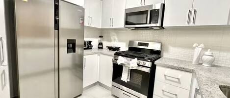 Refrigerador, microondas, horno y parrilla de estufa