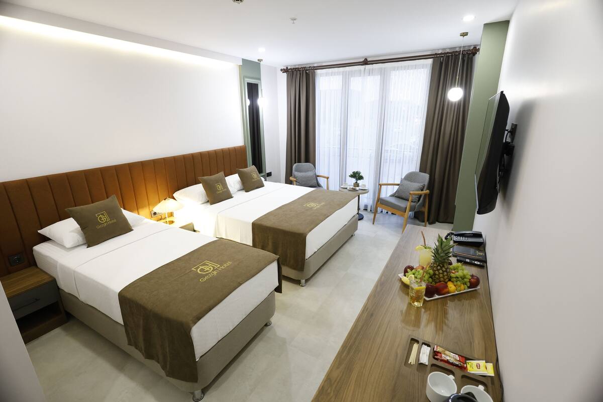 Quarto triplo família, vista para a cidade | Cofres nos quartos, escrivaninha, espaço de trabalho para notebook