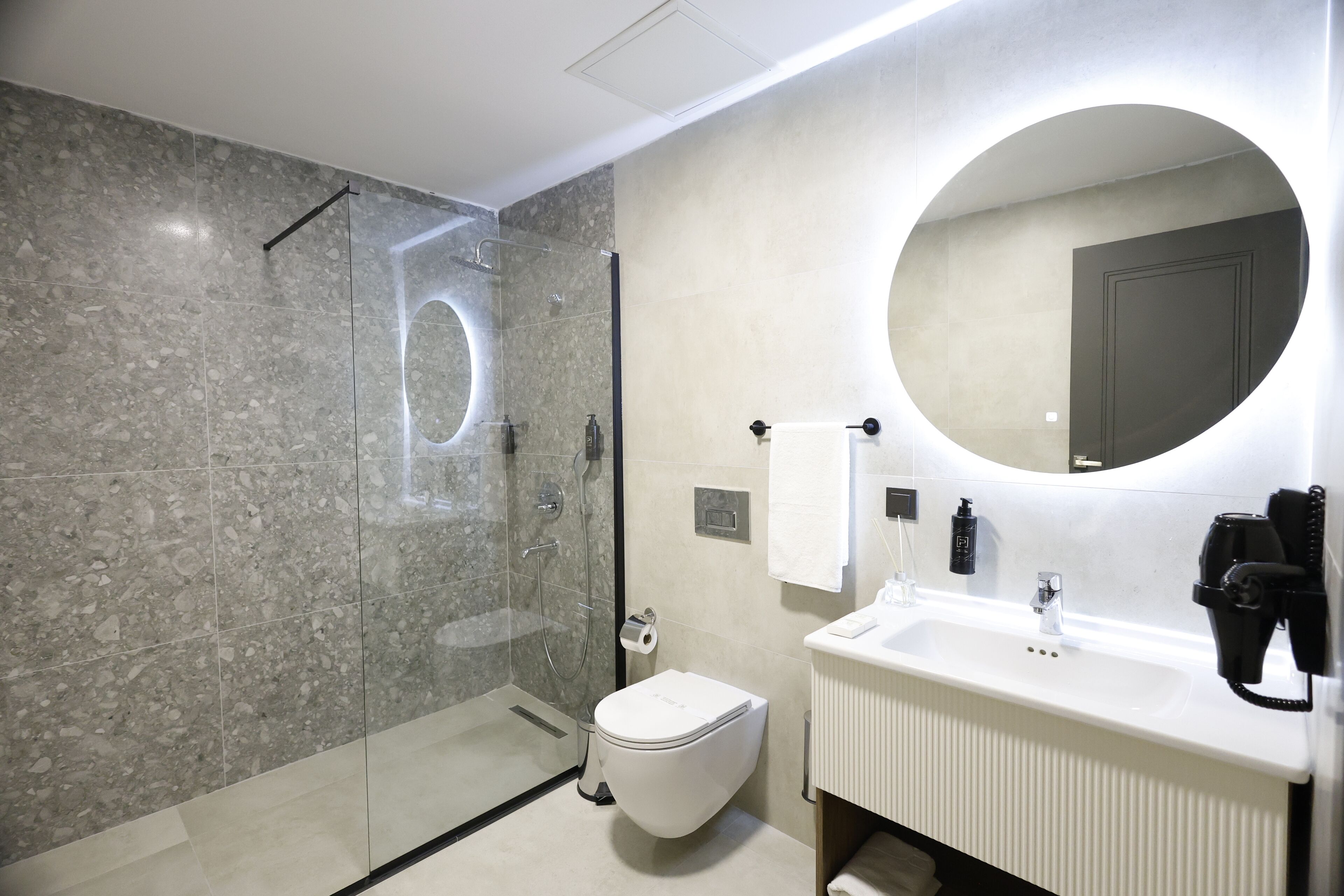 Caja de seguridad en la habitación y escritorio 