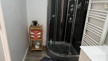 Een douche, een haardroger, zeep