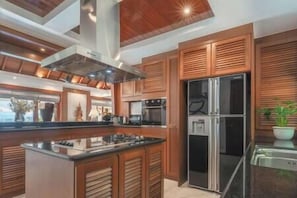 Refrigerador, microondas, placa de cocina, cafetera/tetera