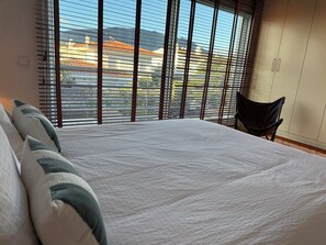 3 bedrooms, iron/ironing board, internet, bed sheets