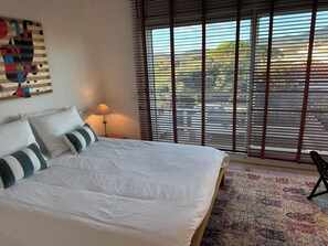 3 habitaciones, tabla de planchar con plancha, internet y ropa de cama 