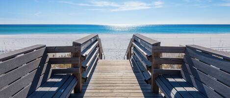 بالقرب من الشاطئ