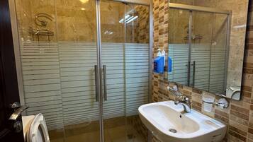 Apartment, 1 Bedroom, Accessible, Smoking | Bathroom