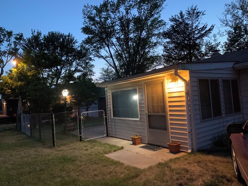 Pet friendly Charming Lake-Access 2-bedroom Cottage with channel pier, fenced