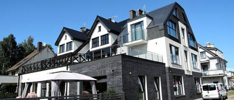 المنشأة من الخارج