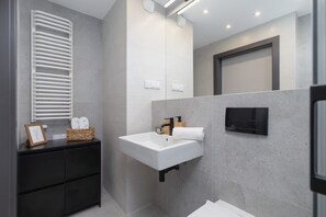 Shower, hair dryer, towels - Zabłocie 19A | Atmospheric Apartment | Parking (Kraków)