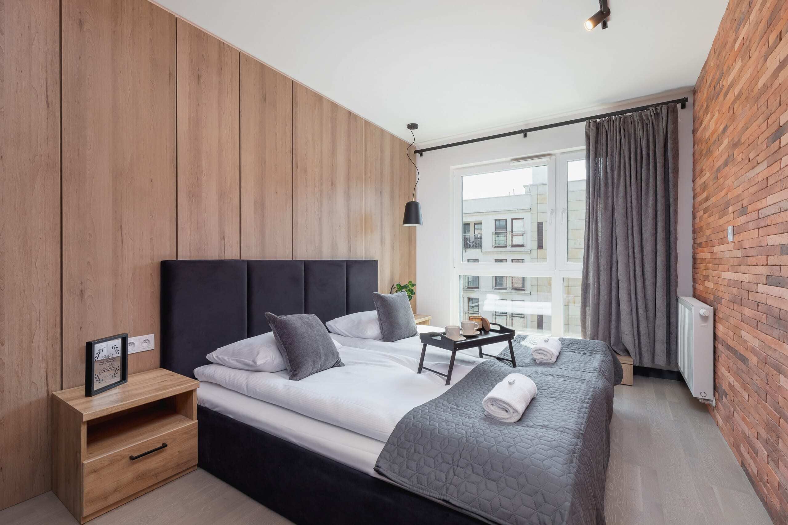 2 slaapkamers, een bureau, een strijkplank/strijkijzer, reisbedje