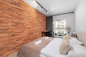 2 chambres, bureau, fer et planche à repasser, lit de bébé portatif