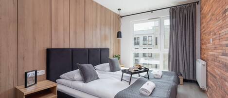 2 habitaciones, escritorio y tabla de planchar con plancha