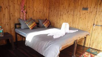 Premium huisje, balkon, uitzicht op bergen | Luxe beddengoed, een bureau, een laptopwerkplek, gratis extra bedden