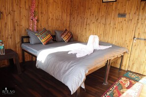 高級寢具、書桌、筆電工作空間、免費折疊床/加床