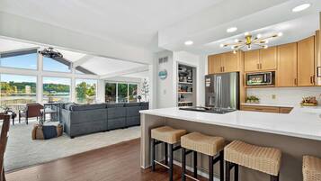 冰箱、微波炉、烤箱、炉灶