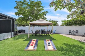 Outdoor dining - Over the Waves - Home for 8 (Fort Lauderdale)