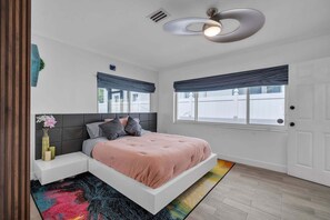 3 chambres, bureau, fer et planche à repasser, lit de bébé portatif