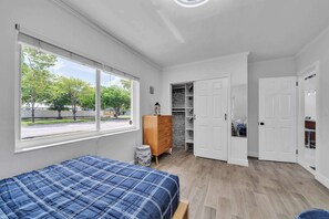 3 bedrooms, desk, iron/ironing board, travel crib - Over the Waves - Home for 8 (Fort Lauderdale)