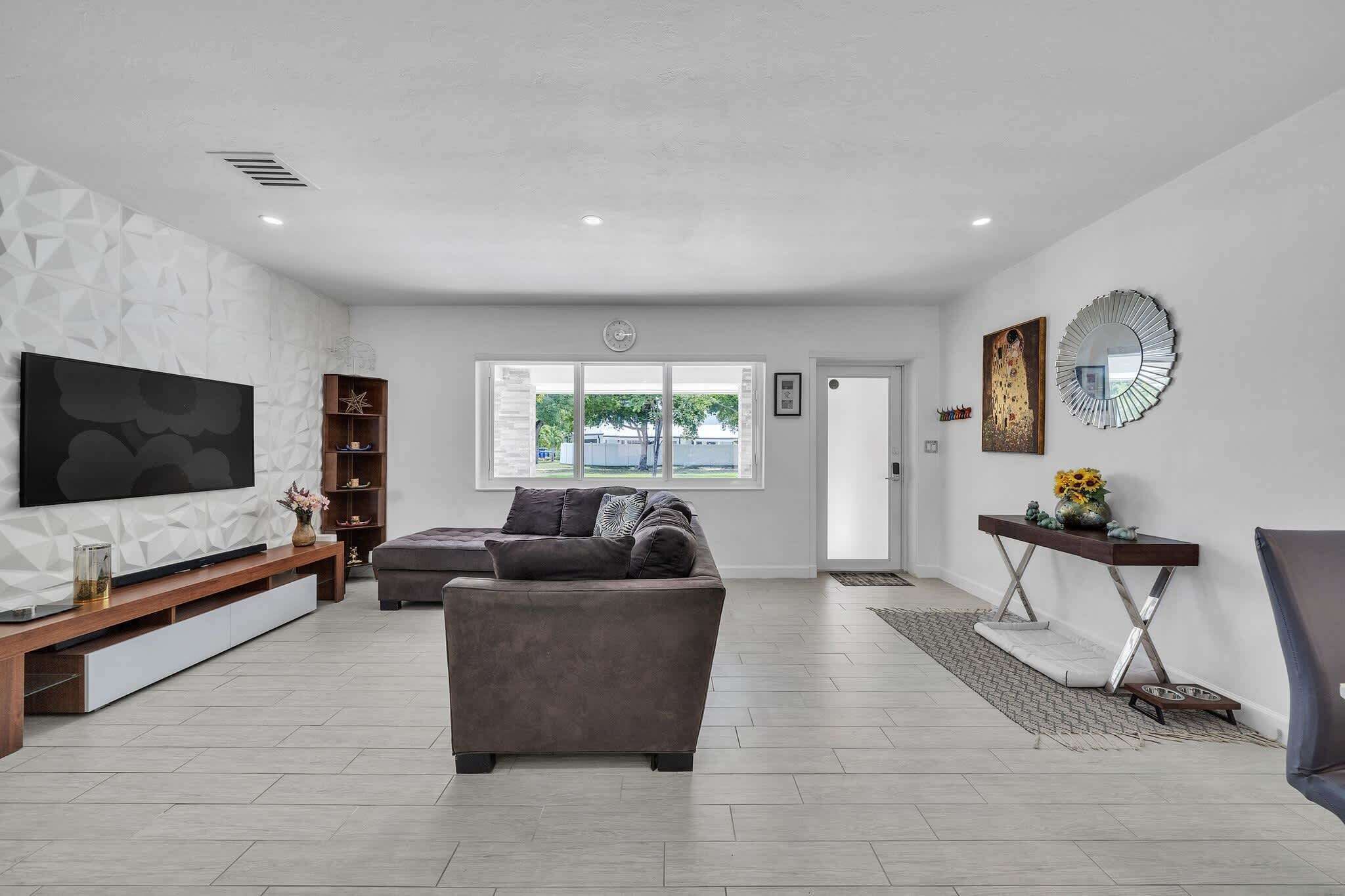 TV, livros, escritórios