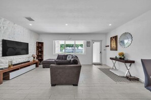 Televisio, kirjoja, työhuone