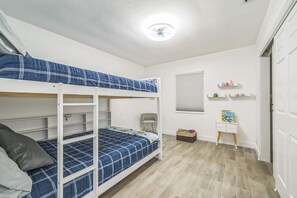 3 Schlafzimmer, Schreibtisch, Bügeleisen/Bügelbrett, Reisekinderbett