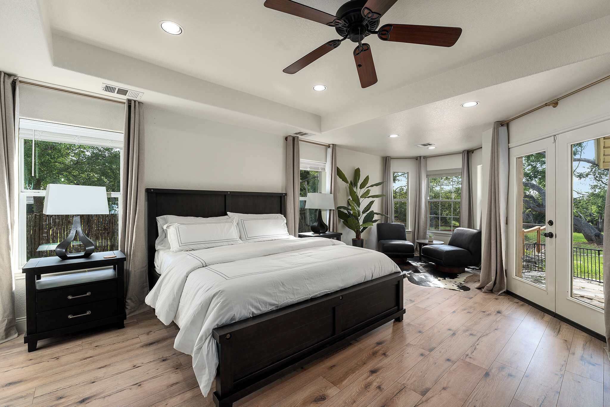 3 bedrooms, desk, iron/ironing board, travel cot