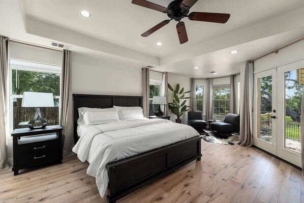 3 bedrooms, desk, iron/ironing board, travel crib