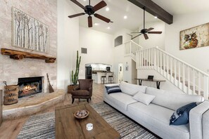 TV, fireplace, video games, table football - Hoots Hollar Haus - For 6 (Wimberley)