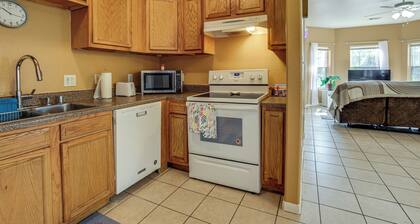 11 Mi to Dtwn Houston: Pet-friendly Home w/ Yard!