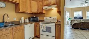 11 Mi to Dtwn Houston: Pet-friendly Home w/ Yard!