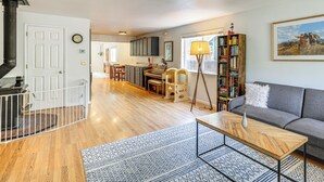 A spacious living room with a sofa, coffee table, and a bookshelf. - Close to Everything! Quiet Retreat in Bend (Bend)