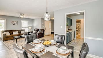 House (3 Bedrooms) | Interior