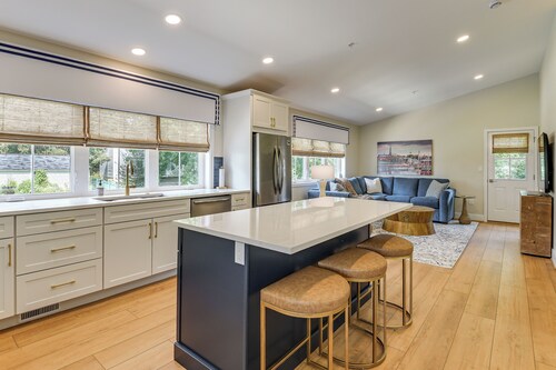 1 Block to Usna Stadium: Modern Annapolis Home!