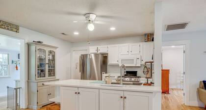 4 Mi to Radio Island Beach: Family Cottage