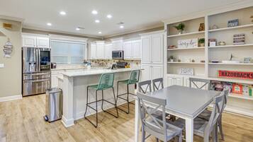 House (5 Bedrooms) | Interior